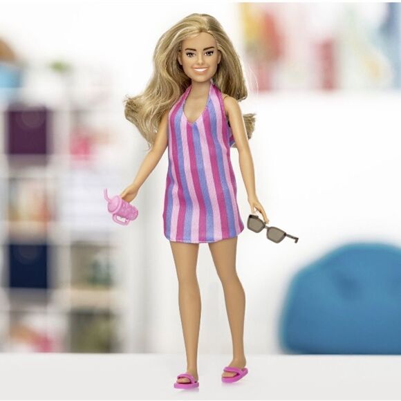 Addison Rae Fashion Doll Beach Style - Picture 6 of 7